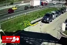 حرکت دیوانه‌وار یک راننده در اتوبان شلوغ! + فیلم