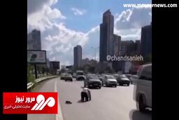 اعتراض متفاوت یک شهروند به کمبود مسجد در استانبول وسط بزرگراه! + فیلم