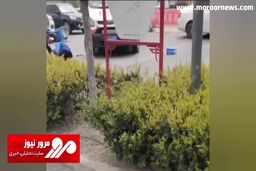 لحظه باورنکردنی زیر گرفتن فرد مجروح توسط آمبولانس! + فیلم