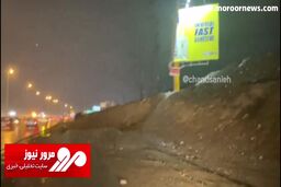 لحظه هولناک واژگونی بیلبورد در اتوبان کرج! + فیلم