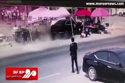 لحظه تصادف خونین یک خودرو با دستفروش کنار خیابان + فیلم