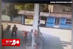 لحظه هولناک آتش گرفتن موتورسیکلت در پمپ بنزین + فیلم