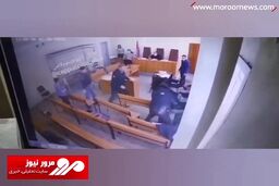 لحظه حمله یک متهم برای خفه کردن همسر سابقش وسط جلسه دادگاه! + فیلم