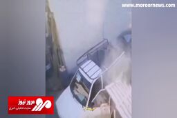 لحظه سقوط وحشتناک یک در آهنی بر روی راننده + فیلم