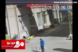 لحظه دلخراش له شدن یک مرد در حال استفاده از تلفن همراه توسط لیفتراک + فیلم