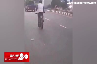 لحظه عجیب سرقت از یک دوچرخه‌سوار در حال حرکت توسط سرنشین موتور! + فیلم