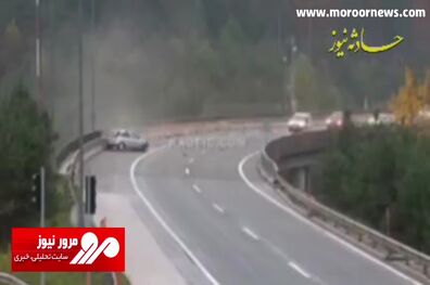 سقوط وحشتناک یک ۱۸چرخ به ته دره در یک جاده بارانی + فیلم