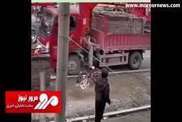 سقوط وحشتناک یک کامیون در چاله + فیلم
