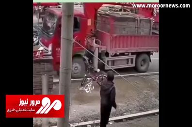 سقوط وحشتناک یک کامیون در چاله + فیلم