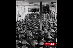لحظه ورود رهبر انقلاب به حسینیه امام خمینی(ره)