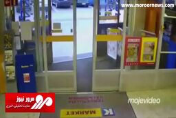 حمله جانانه دختر جوان به دو دزد فروشگاه مقابل دوربین‌های مدار بسته + فیلم