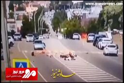 برخورد وحشتناک موتورسوار حواس پرت با عابرین در حال عبور + فیلم