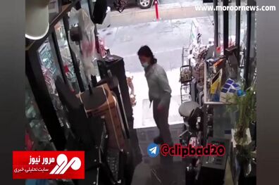 حمله وحشیانه یک عابر پیاده به یک مغازه‌دار با چاقو + فیلم