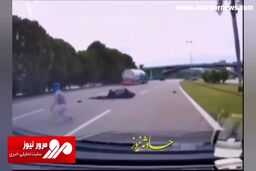 بدشانسی موتورسوار در اثر افتادن چادر کامیون روی سرش + فیلم
