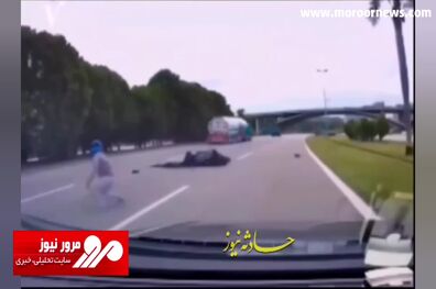 بدشانسی موتورسوار در اثر افتادن چادر کامیون روی سرش + فیلم