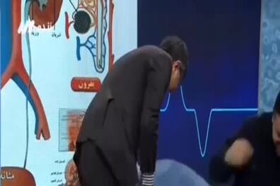 افتادن مجری شبکه سه از روی صندلی، در حین اجرای زنده
